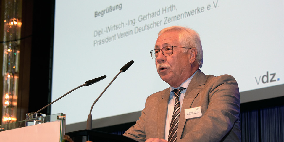 VDZ-Präsident Gerhard Hirth bei der Eröffnung der VDZ-Jahrestagung Zement 2015.