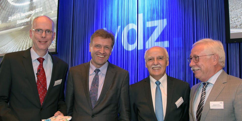 Dr. Martin Schneider (l., VDZ) zusammen mit Dr. Klaus Schierhackl (2. v. l., ASFINAG Bau Management GmbH), Prof. Horst W. Opaschowski (2. v. r.) sowie VDZ-Präsident Gerhard Hirth (r.).