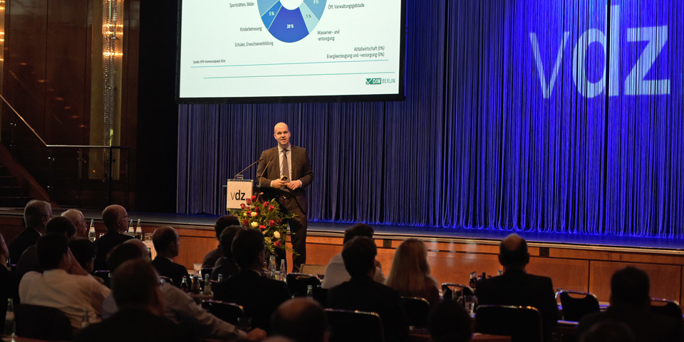 Prof. Marcel Fratzscher, Präsident des Deutschen Institut für Wirtschaftsforschung e.V., während seines Vortrags auf der VDZ-Jahrestagung Zement 2015.